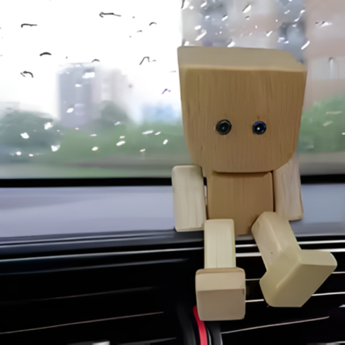 تمثال رجل خشبي مرح يهتز لتزيين لوحة القيادة، دمية خشبية بأقدام تهتز مع غطاء كحامل معطر جو خشبي للسيارة